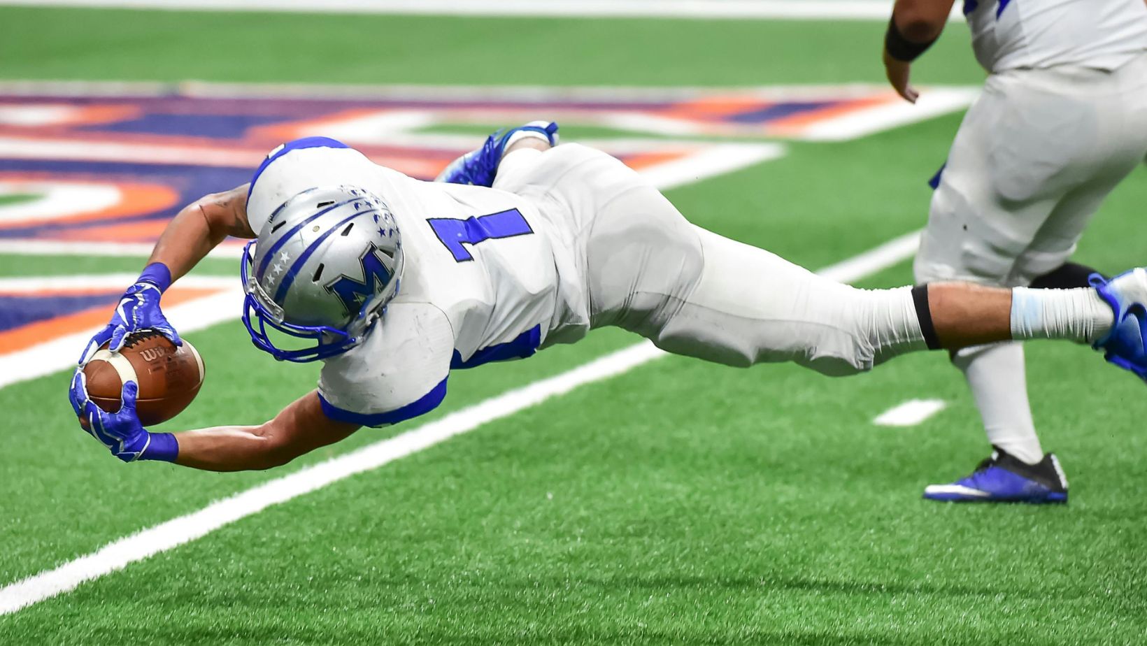 football player catching a ball
