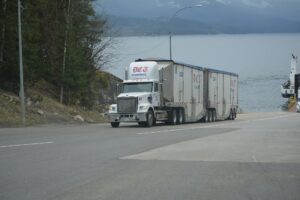 Un camion într-o zonă izolată